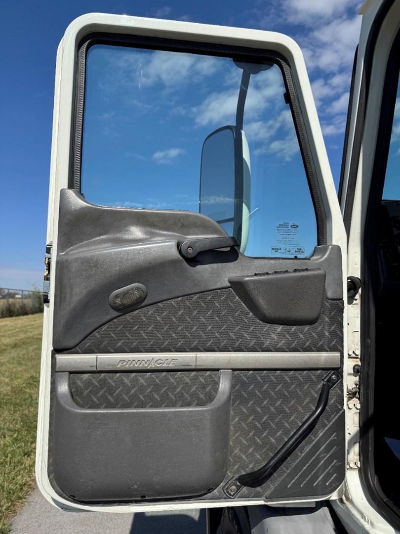 2016 MACK CXU613 - USED TRUCKS DAY CAB - image 11